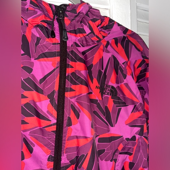 The North Face Windreaker - Picture 2 of 3